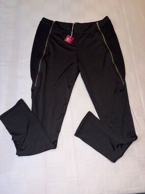 ⚡️NWT⚡️. Poof! Black Leggings with Gold Zip Accent